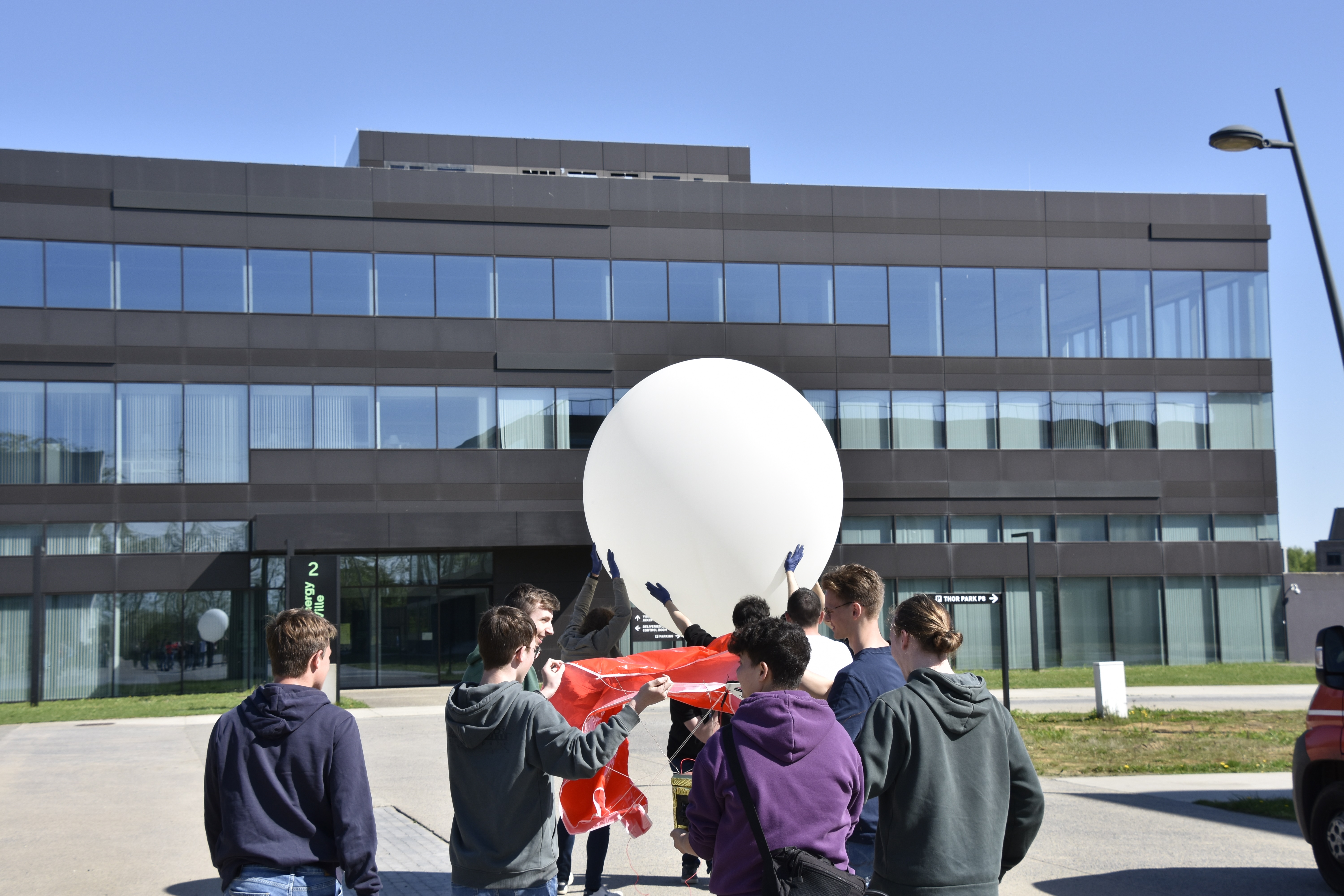Walking the Helium-filled latex balloon to the launch site with the parachute and payload box attached. Taken by Marieke Vereycken.
